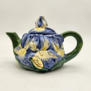 Può includere: Un cartello in legno rustico con la scritta "Welcome to our home" in lettere bianche. Il cartello presenta una finitura invecchiata e un design semplice e invitante, ideale per l'arredamento dell'ingresso.