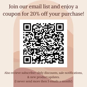 Op de afbeelding: Een promotionele afbeelding met tekst die kijkers uitnodigt om lid te worden van een e-maillijst voor een kortingsbon van 20%. Een zwart-witte QR-code is gecentreerd. Extra tekst belooft abonneekortingen, verkoopmeldingen en productupdates.