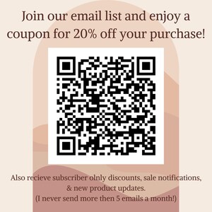 K&ouml;nnte beinhalten: Ein quadratischer schwarz-wei&szlig;er QR-Code, zentriert auf einem hellbeigen Hintergrund in Bogenform. Der Text lautet: Join our email list and enjoy a coupon for 20% off your purchase! Also recieve subscriber olnly discounts, sale notifications, & new product updates. (I never send more then 5 emails a month!)