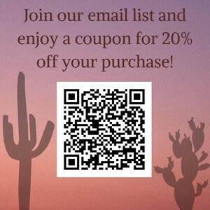 Może przedstawiać: Czarno-biały kod QR z tekstem "Join our email list and enjoy a coupon for 20% off your purchase!" nad nim. Tło to gradient r&oacute;żowego i pomarańczowego z sylwetką kaktusa po lewej stronie i kaktusa opuncji po prawej.