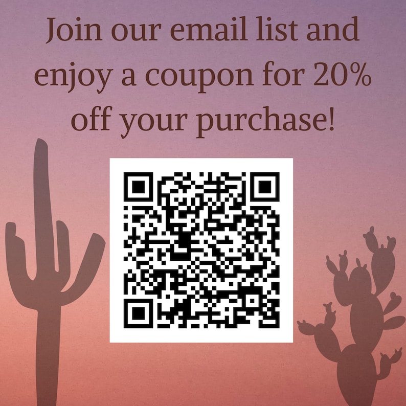 Może przedstawiać: Czarno-biały kod QR z tekstem "Join our email list and enjoy a coupon for 20% off your purchase!" nad nim. Tło to gradient r&oacute;żowego i pomarańczowego z sylwetką kaktusa po lewej stronie i kaktusa opuncji po prawej.