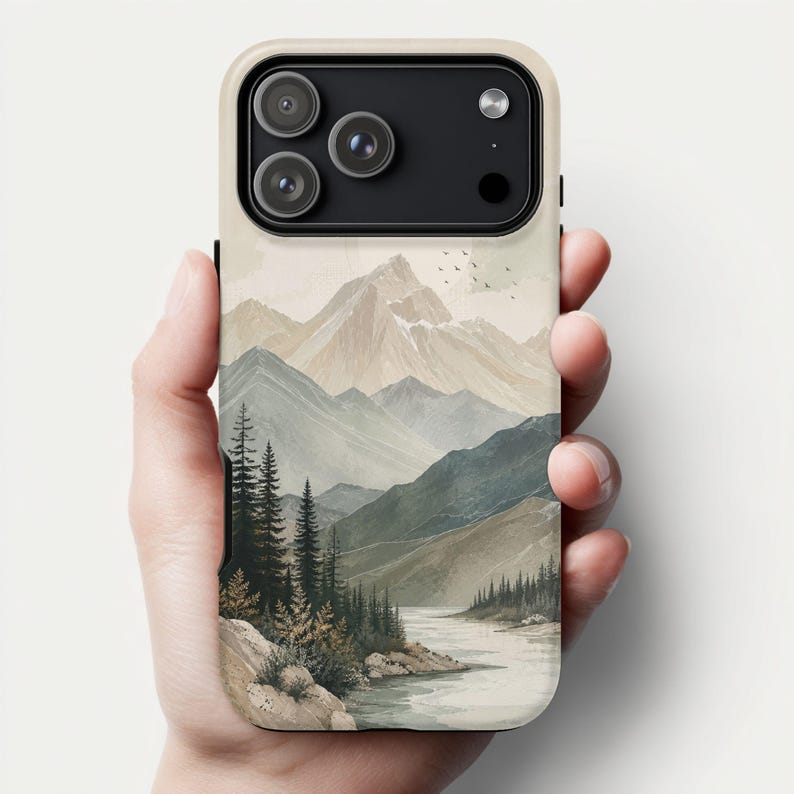 K&ouml;nnte beinhalten: Eine Smartphone-H&uuml;lle mit einer Landschaftsillustration von geschichteten Gebirgsz&uuml;gen in Beige-, Grau- und gedeckten Gr&uuml;nt&ouml;nen, mit einem Vordergrund aus dunklen Kiefern und einem gewundenen Fluss in der Mitte der Szene.