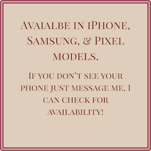 K&ouml;nnte beinhalten: Eine quadratische Grafik mit hellbeigem Hintergrund und dunkelrotem Rand. Der Text lautet: AVAIALBE IN IPHONE, SAMSUNG, & PIXEL MODELS. IF YOU DON'T SEE YOUR PHONE JUST MESSAGE ME, I CAN CHECK FOR AVAILABILITY! Der Text ist in dunkelroter Serifenschrift.