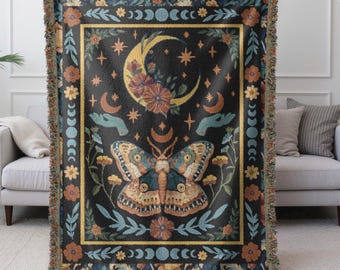 Manta de polillas estilo cottagecore / Polilla mística de jardín a la luz de la luna / Decoración fantasiosa estilo fairycore / Tapiz de polillas boho floral oscuro / Regalo estilo cottagecore
