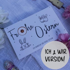 Könnte beinhalten: Eine weiße Karte mit den Worten "Frohe Ostern" in schwarzer Schrift, mit Illustrationen von Ostereiern, Karotten und einem Hasen. Die Karte enthält auch den Text "Ich wünsche dir Frohe Ostern!" und "ICH & WIR VERSION!" in einem weißen Kreis.