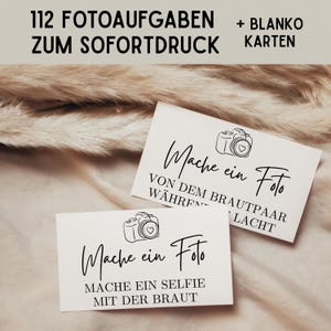 Może przedstawiać: Dwie białe karty z czarnym tekstem i ilustracją aparatu. Na jednej karcie widnieje napis "Mache ein Foto" i "Mache ein Selfie mit der Braut". Na drugiej karcie widnieje napis "Mache ein Foto" i "Von dem Brautpaar während lacht". U góry znajduje się tekst "112 Fotoaufgaben zum Sofortdruck + Blanko Karten".