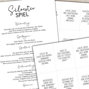 Op de afbeelding: Witte spelkaarten met zwarte tekst. De kaarten zijn voor een oudejaarsavondspel. De hoofdpagina heeft de titel "Silvester Spiel" in een decoratief lettertype. Andere kaarten hebben instructies en aanwijzingen.