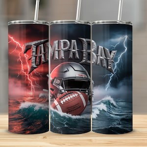Puede incluir: Un juego de tres vasos de acero inoxidable con temática de los Tampa Bay Buccaneers. Cada vaso presenta un fondo diferente: relámpagos rojos, un casco de fútbol y relámpagos azules. El nombre del equipo se muestra en una fuente metálica 3D.
