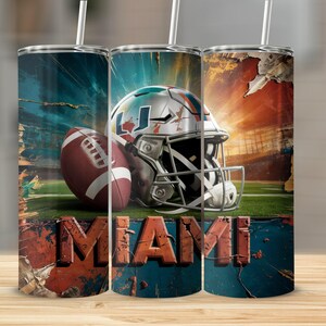 Puede incluir: Tres vasos de acero inoxidable con un diseño desgastado de inspiración vintage. Cada vaso presenta un casco de fútbol americano y un balón de fútbol, con la palabra "MIAMI" impresa en letras negritas. Los vasos son una excelente manera de mostrar tu espíritu de equipo.