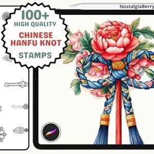 Può includere: Un'illustrazione digitale di un nodo cinese blu e bianco con nappe rosse. Il nodo è circondato da fiori rosa e foglie verdi. Il testo "100+ HIGH QUALITY CHINESE HANFU KNOT STAMPS" è visualizzato in un'esplosione di stelle rosso e bianco.
