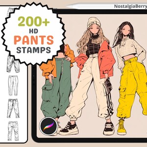 Op de afbeelding: Digitale illustratie van een tablet met modeontwerpschetsen en de tekst "200+ HD PANTS STAMPS". De afbeelding toont tekeningen van verschillende broekstijlen en drie figuren die verschillende broeken dragen.