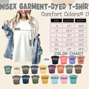 Op de afbeelding: Wit unisex garment-dyed t-shirt van Comfort Colors. De afbeelding bevat een maattabel met afmetingen in inches en een kleurenpalet met diverse kleuropties. Het t-shirt wordt door een persoon gedragen.