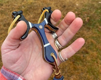 Hydra Messing Steinschleuder: Blaues, schwarzes und weißes Micarta, Messingkern mit Mosaikstiften