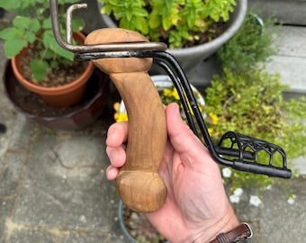 Custom “Cafe Racer” Schleuder mit Handgelenkbandage – handgefertigt im Retro Hot Rod Stil