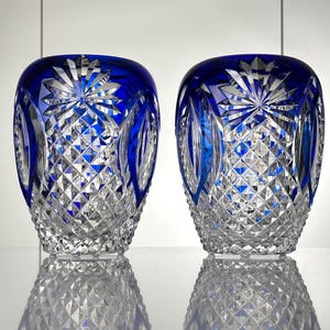 Val St. Lambert : exceptional pair of vases in cobalt blue overlay cut crystal - Xavier Crespo - signed and numbered - PU (ref. AD163)