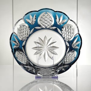Val St. Lambert: coupe in blue overlay cut crystal - Xavier Crespo - Signed and numbered - Pièce Unique (ref. AD169)