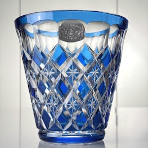 Val St. Lambert: vase in blue and white doubled and cut crystal - Carlton cut - Charles Graffart - signed (ref. AD34)