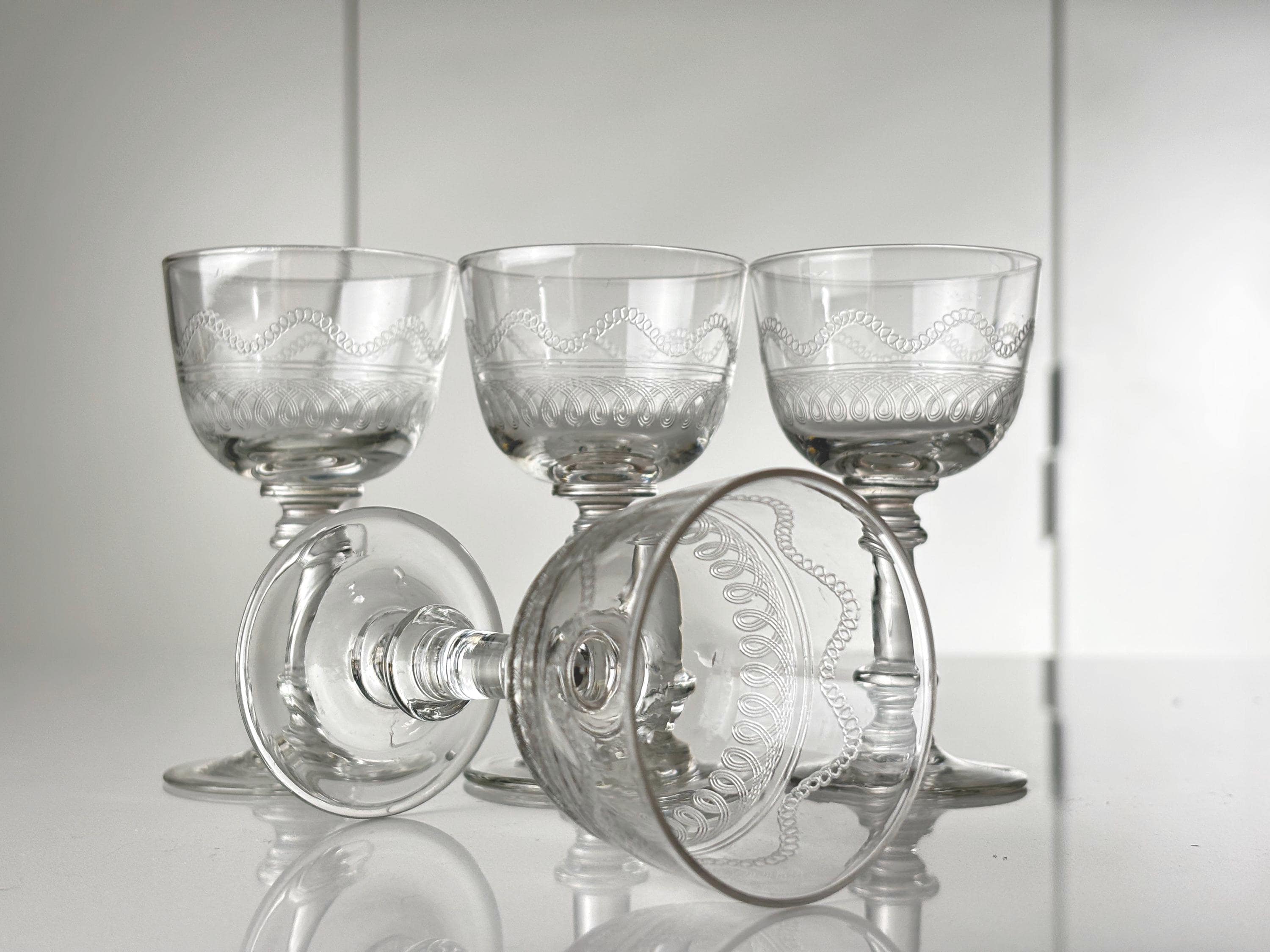 LOT 6 ANCIENS Verres à digestif /liqueur en verre avec motif EUR 2,00
