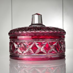 Val St. Lambert: extra large candy box with lid in rubis overlay cut crystal - 1920s (ref. AD204)