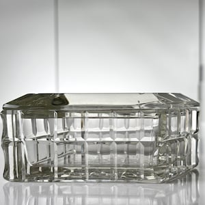 Val St. Lambert: Art Deco candy box in trapezoidal shape in cut crystal - Charles Graffart - 1920&#39;s (ref. AD184)