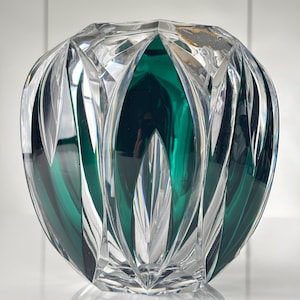 Val St. Lambert: Art Deco ball vase - overlay crystal - cut crystal - Charles Graffart - emerald green - 1940&#39;s (ref. AD207)