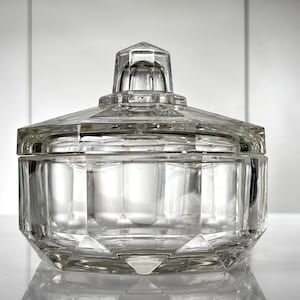 Val St. Lambert: Octagonal Art Deco candy box in cut crystal - Charles Graffart - 1940s (ref. AD184)