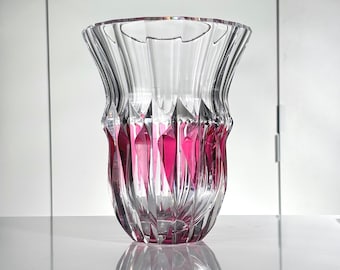 Val St. Lambert: Jarrón Art Déco de cristal rosa y blanco tallado de doble capa - década de 1950