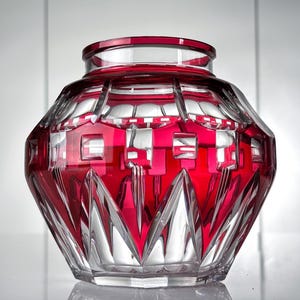 Puede incluir: Un letrero de madera rústica con el texto "Welcome to our home" en letras blancas. El letrero presenta un acabado envejecido y un diseño simple y acogedor, ideal para un porche o entrada.