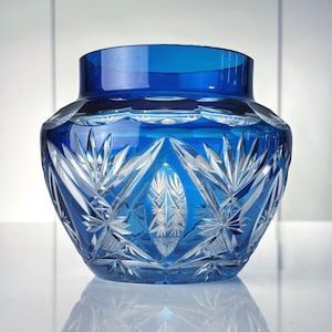 Val St. Lambert: Pique-fleurs ‘Lubeck’ in blue overlay cut crystal - Hubert Fouarge - 1908 (ref. AD186)