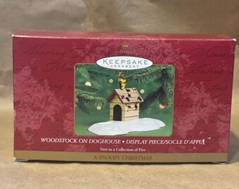 2000 Hallmark Keepsake Ornament A Snoopy Christmas Woodstock on Doghouse in box