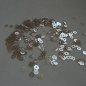 7 g of 4 mm Flat Round Sequins in Satin Light Flax Seed Color image 3