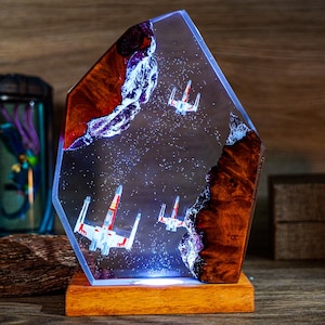 PREMIUM Star Wars Resin Lamp – X-Wing Inspired Space Battle LED Light | Handmade Galaxy Scene Night Light | Sci-Fi Room Decor | Geek Gift