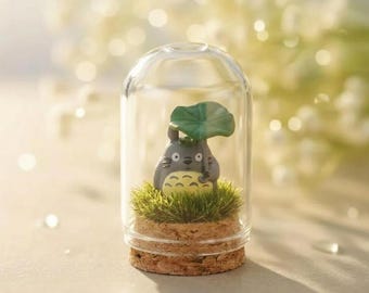 Miniatura de Totoro en cúpula de cristal / Terrario artesanal de Mi Vecino Totoro / Regalo de decoración de escritorio para amantes del anime de Ghibli