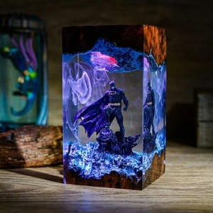 Batman-lampa i harts | Unik superhjälte-samlarlampa | Fangjord DC Comic-skrivbordsdekoration i epoxi-stil, present till honom