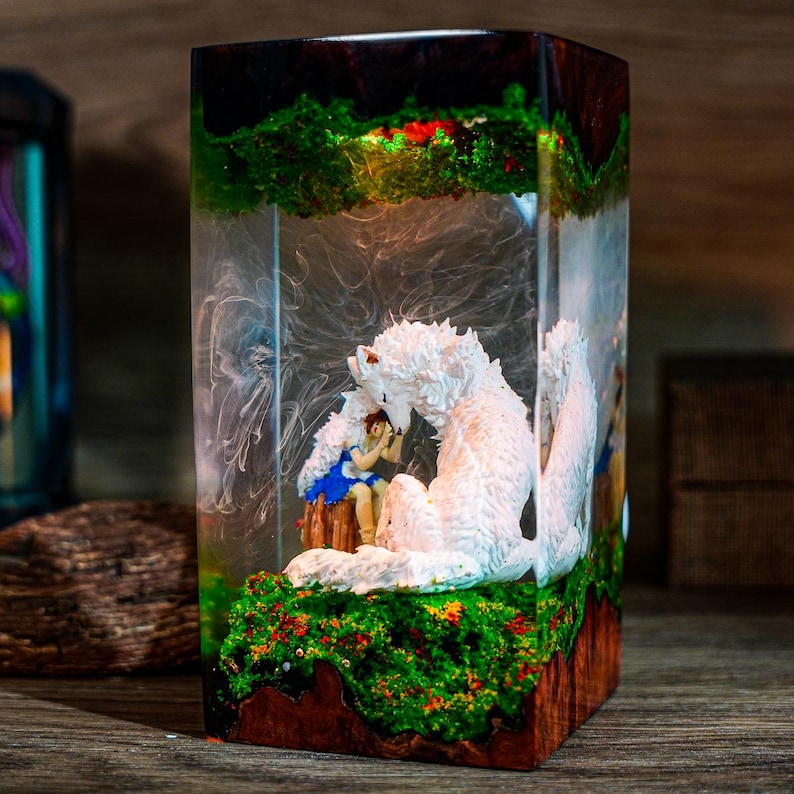 Lámpara de resina premium de la Princesa Mononoke – Luz LED para diorama Forest Spiri / Lámpara de noche inspirada en Studio Ghibli / Decoración de escritorio de anime / Regalo hecho a mano
