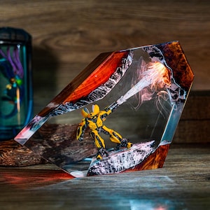 PREMIUM Transformers Bumblebee Resin Lamp – Handcrafted LED Night Light | Cyberpunk Robot Lamp for Desk or Shelf | Sci-Fi Geek Gift