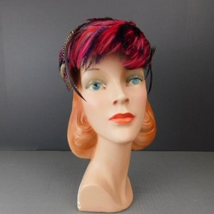 Vintage dramatische verenhoed roze, zwart-wit, jaren 1950, hoofd 21 inch, Miss Mary