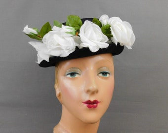 Vintage 1950s Black Woven Bumber Hat With White Millinery Flowers Vintage 1950s Black Woven Bumber Hat With White Millinery  main image 4