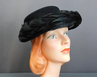 Sombrero de fieltro con plumas negras vintage de los años 40, New York Creation, cabeza de 22 pulgadas