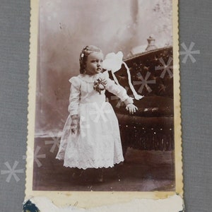 Vintage Victoriaanse meisjeskast kaartfoto, jurk met oogje, bank, foto 19e eeuw