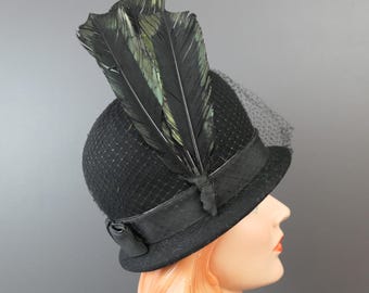 1960s Vintage Black Felt Hat With Black & Green Feathers  display picture 1