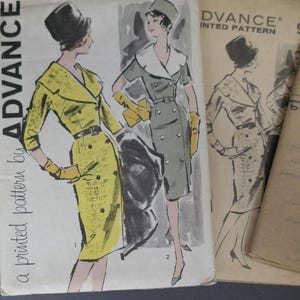 Op de afbeelding: Vintage Advance naaipatronen met illustraties van damesjurken. De afbeelding toont een gele jurk met bijpassende hoed en handschoenen, en een grijze jurk met een witte kraag. De tekst "a printed pattern by Advance" is inbegrepen.