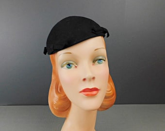 Vintage 1940s Dark Blue Felt Hat, Rounded Cap with Bows, 21 inch head