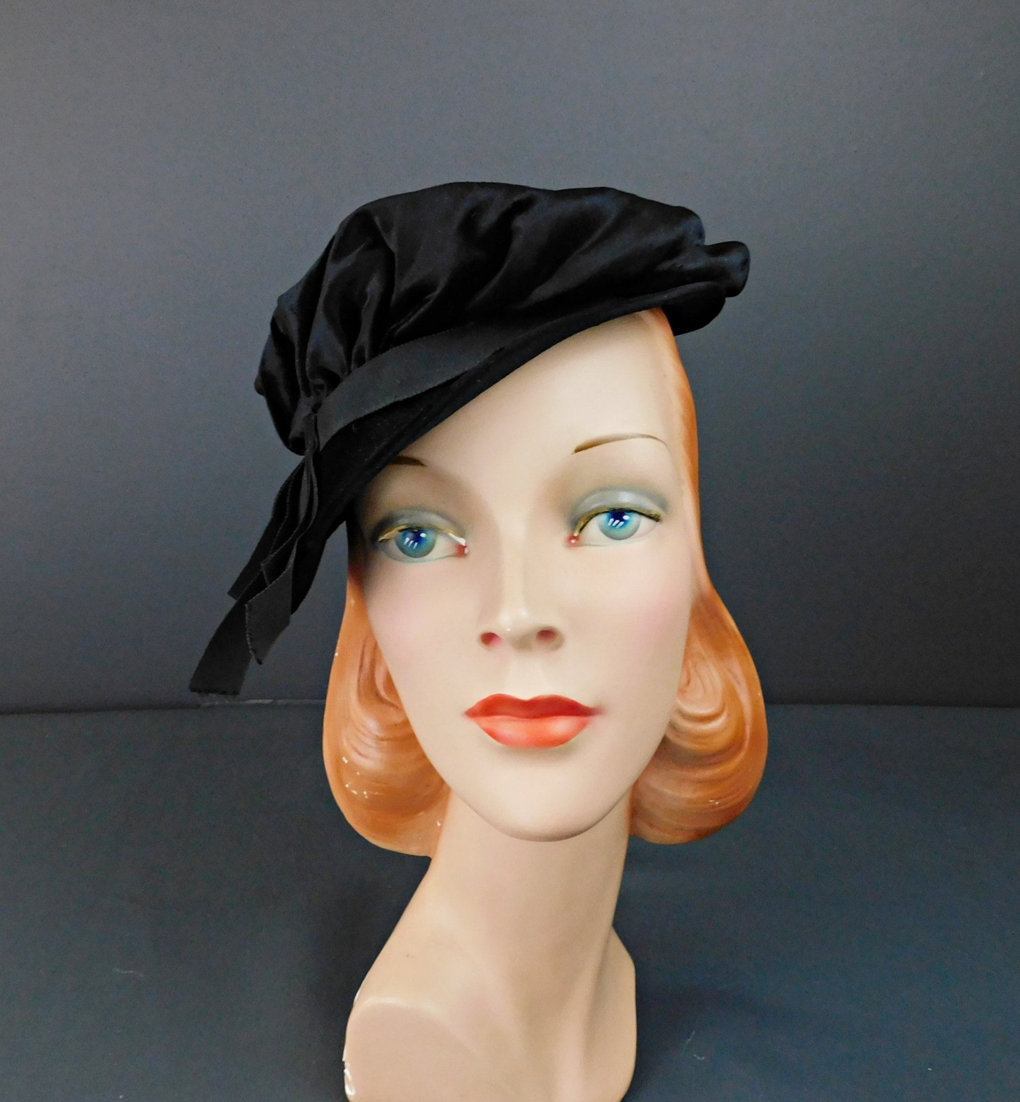 Vintage Black Velvet Slouch Tilt Hat With Ribbon 1940s, 21  display picture 3