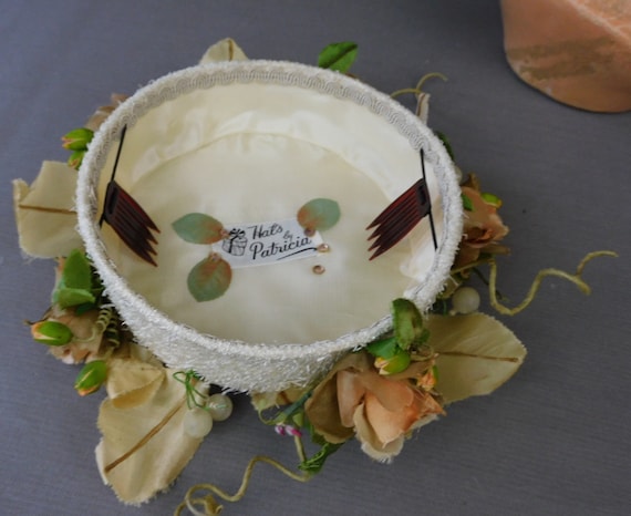 Vintage Floral Topper Hat 1960s Ivory Pillbox, Ha… - image 10