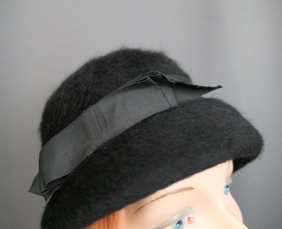 Vintage Black Fuzzy Felt 1960s Hat with Wide Ribb… - image 6