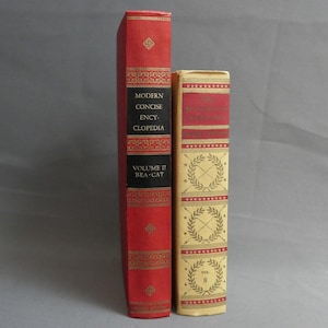 2 zabytkowe książki kremowe, czerwone i czarne, lata 20. XX wieku Mark Twain, nowoczesna zwięzła encyklopedia lat 40. XX wieku, dekoracyjna