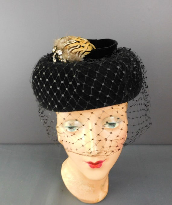 Vintage 1950s Black Velour Hat with Pheasant Feat… - image 4