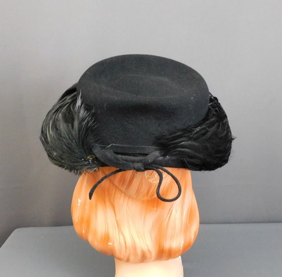 UNIQUE 1940s BLACK FELT HAT WITH BLACK FEATHER  TRIM Vintage 1940s Black Feather Hat Felt, New York Creation, 22  main image 4