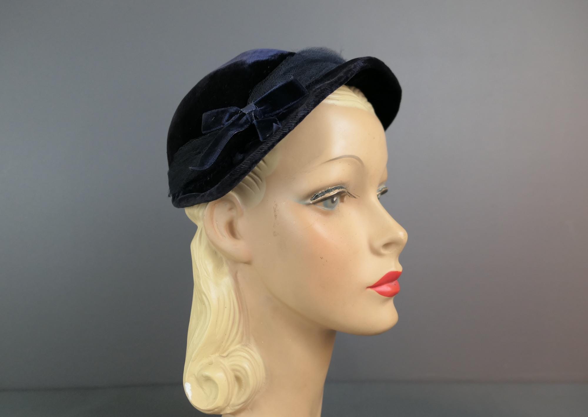 1940s Midnight Blue Velvet Hat Ostrich Feather Vintage Cocktail Hat P1010388__99360.1694371039.JPG?c=2 main image 3